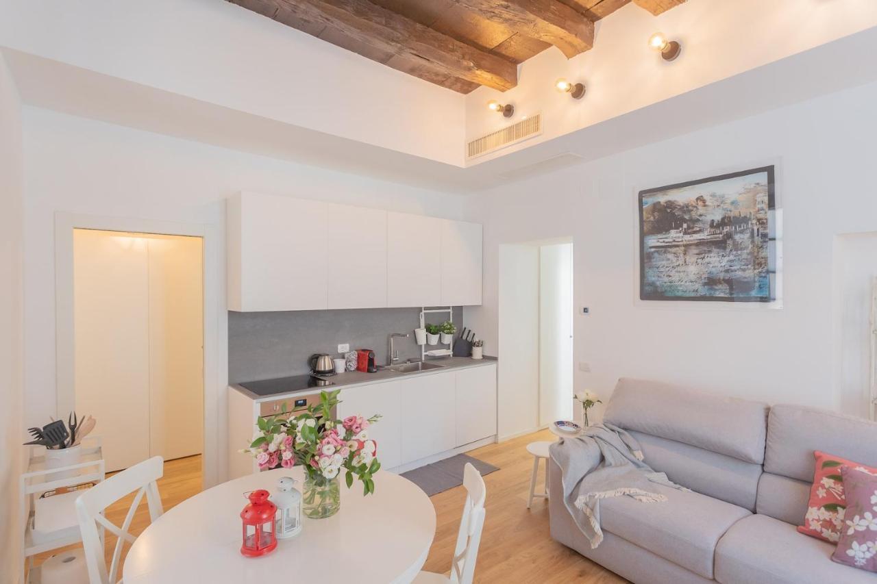 Independence Apartment With Balcony By Rent All Como Exterior foto